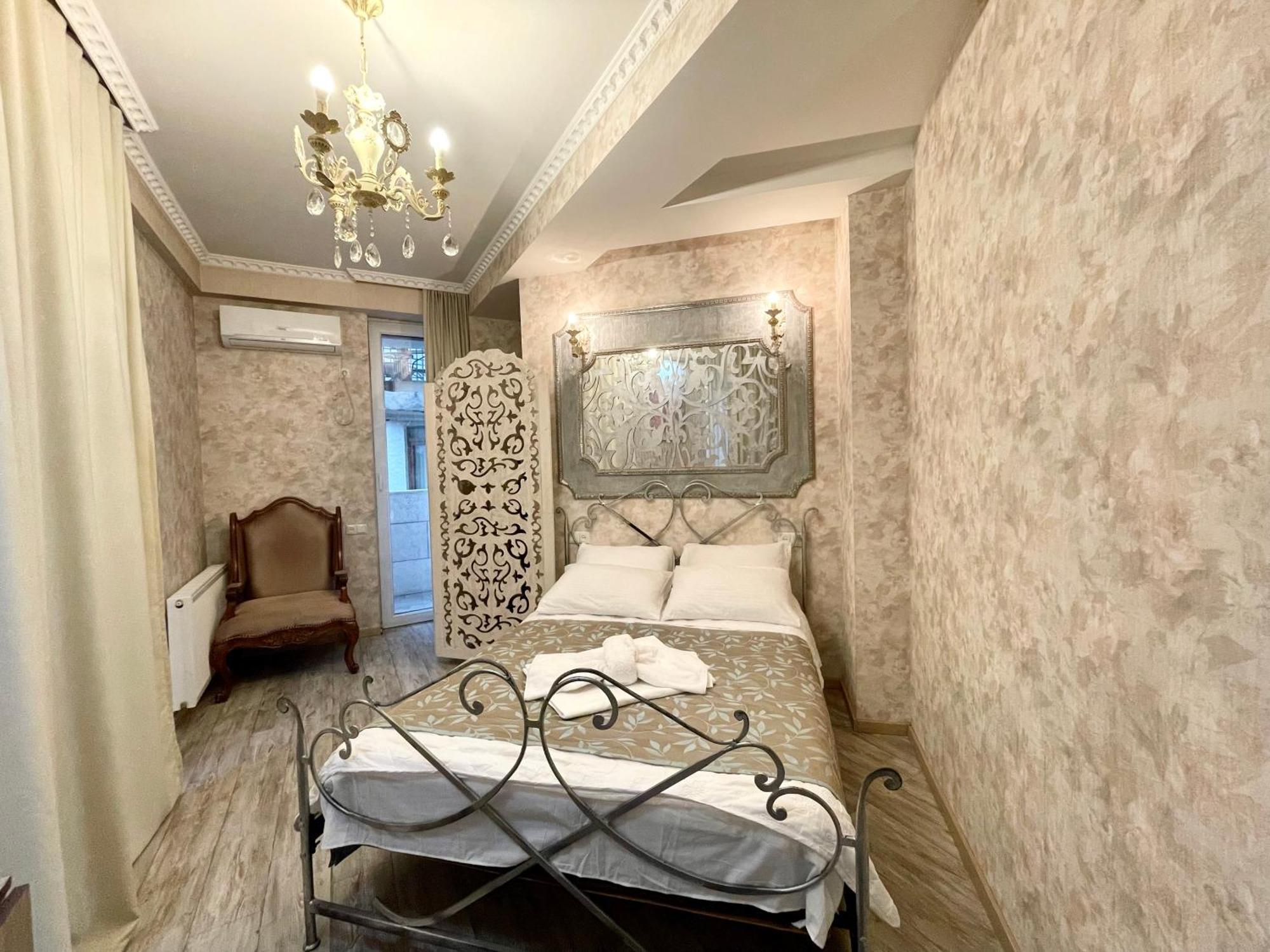 Central Apartment Tbilisi Buitenkant foto